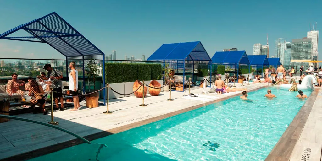 Lavellepoolside