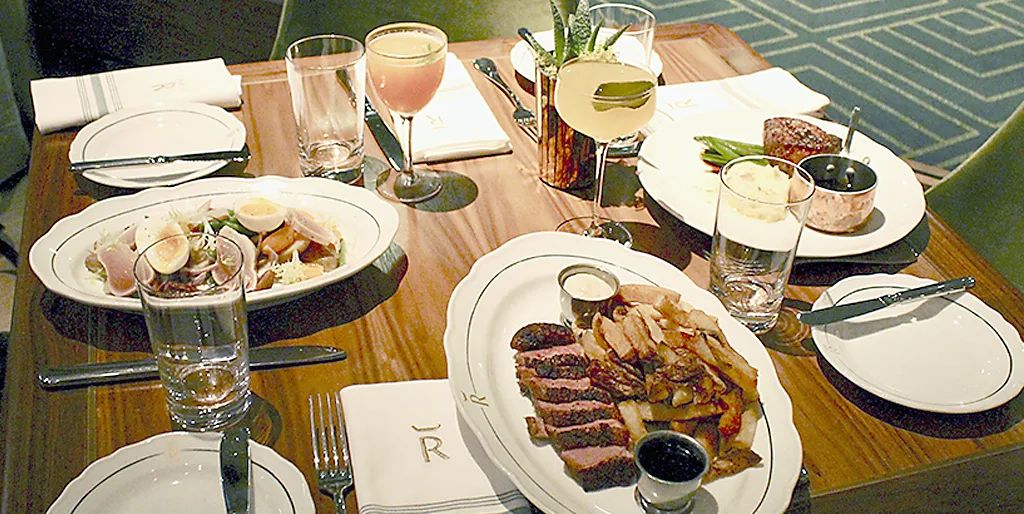 FIRSTLOOK 0025 Reign Table 3