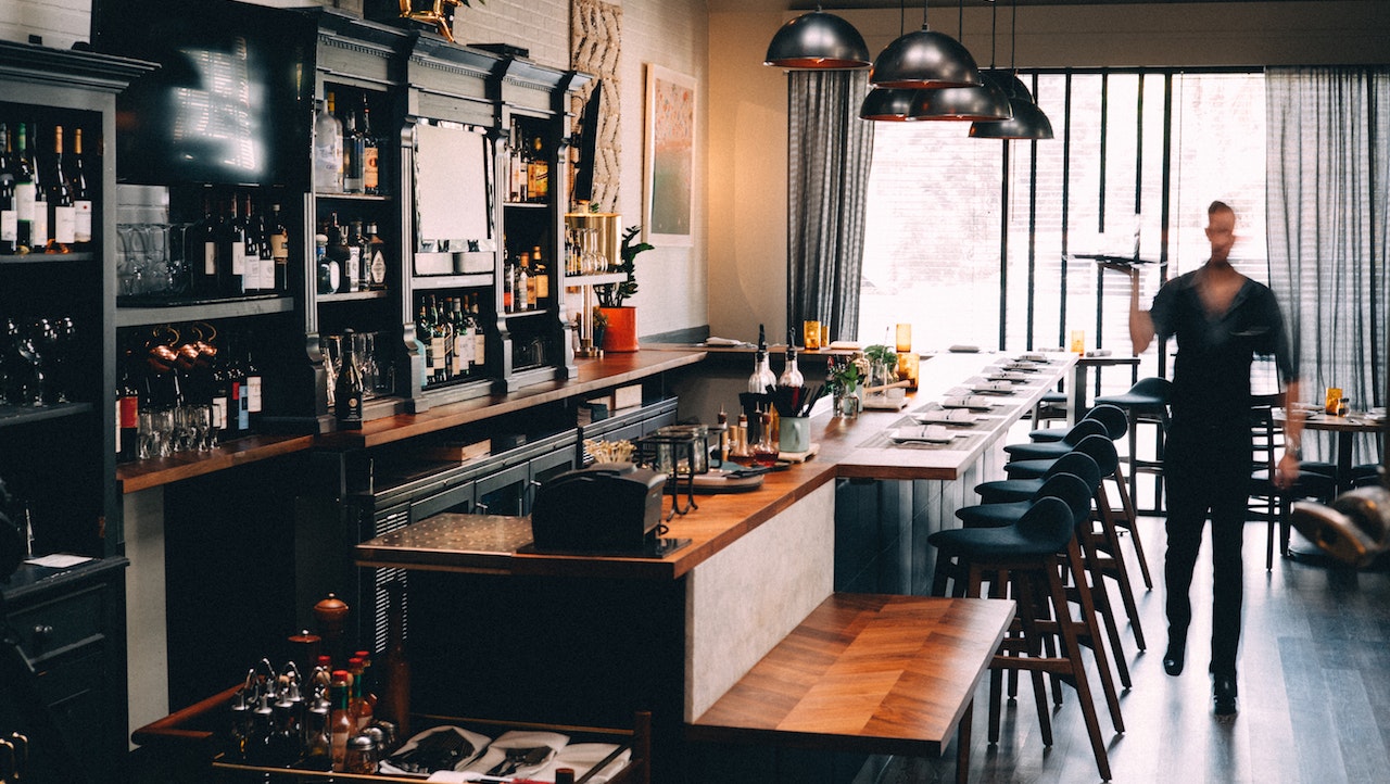 waiter in restaurant, tipping