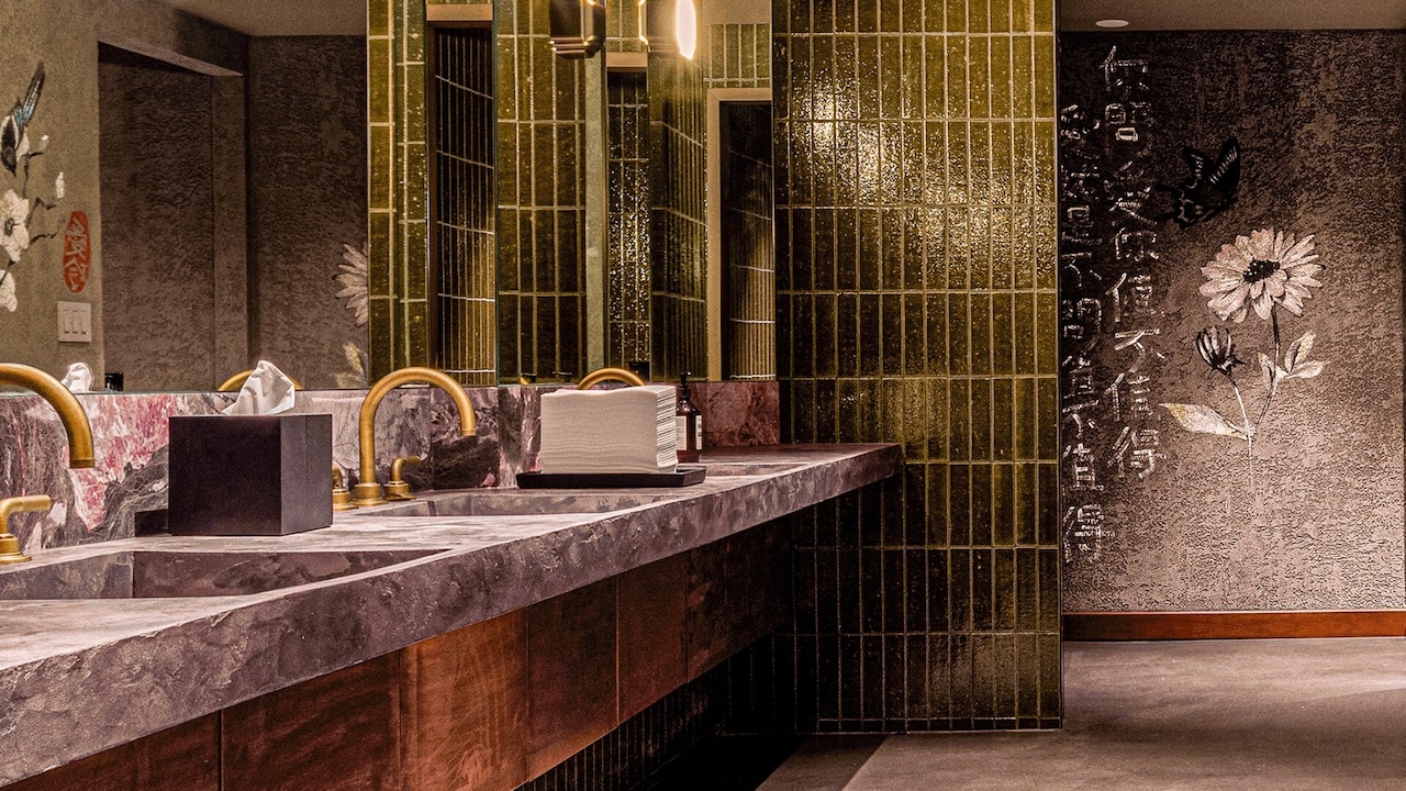 Mott 32 restaurant bathroom