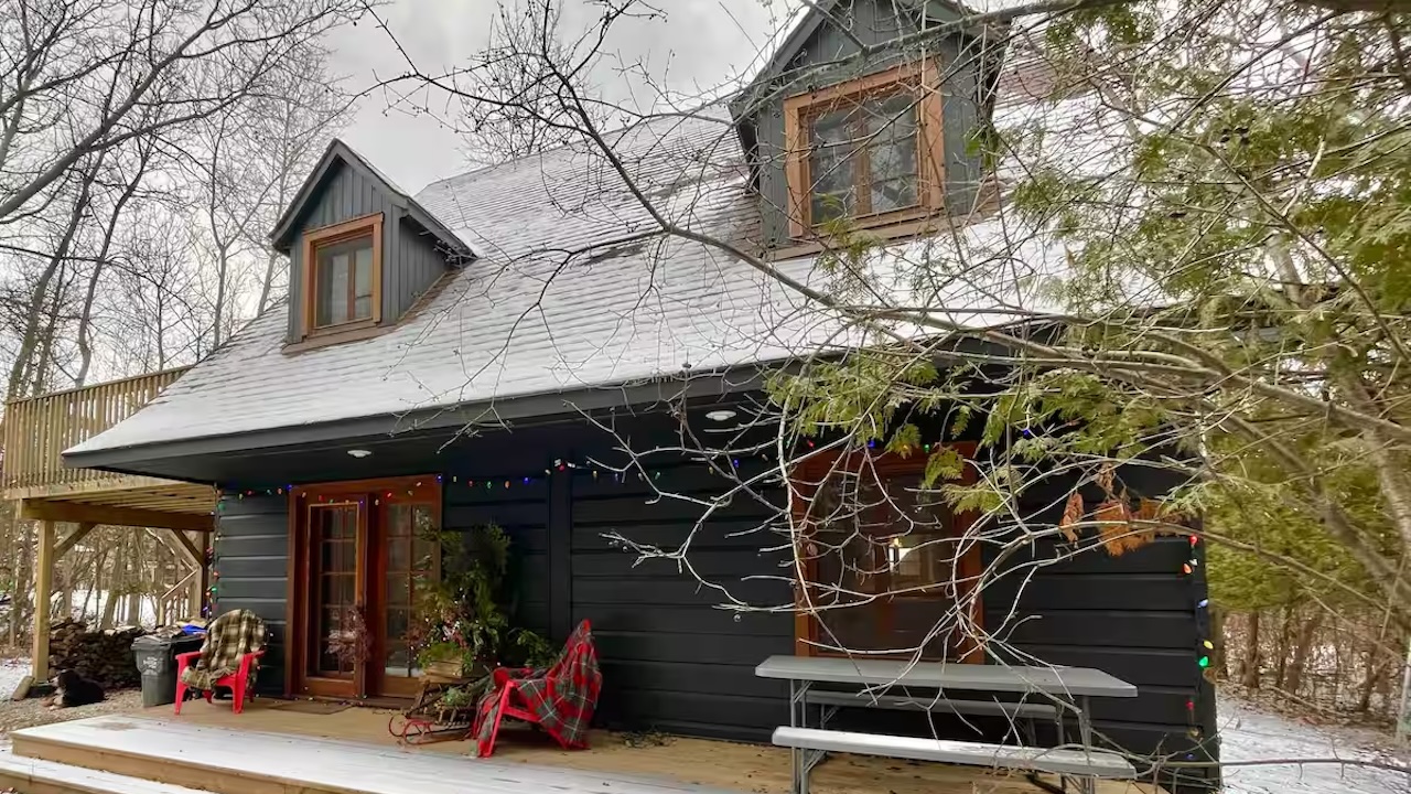 Stylish Log Chalet with Hot Tub in The Blue Mountains